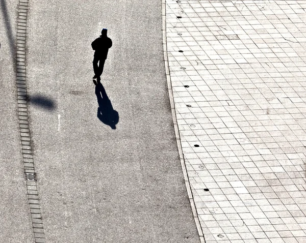 Ходьба на вулиці з довгими тінями — стокове фото
