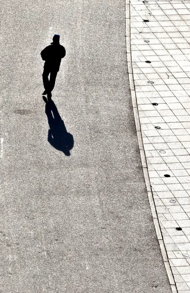 Uzun gölgeler ile Street yürüyüş — Stok fotoğraf