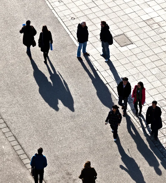 Spaziergang auf der Straße mit langen Schatten — Stockfoto