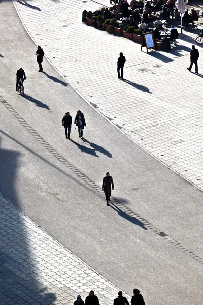 Séta az utcán, a hosszú árnyékok — Stock Fotó