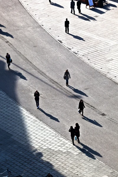 Andando na rua com sombras longas — Fotografia de Stock
