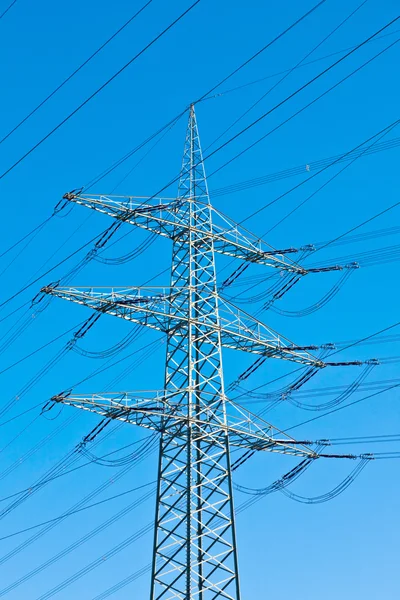Pilón eléctrico de acero en el cielo azul brillante — Foto de Stock