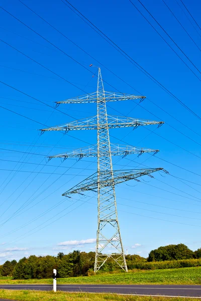 Acél villamosenergia pilon a ragyogó kék ég — Stock Fotó