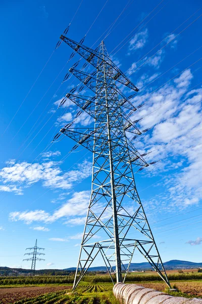钢铁电力塔上明亮的蓝天 — 图库照片