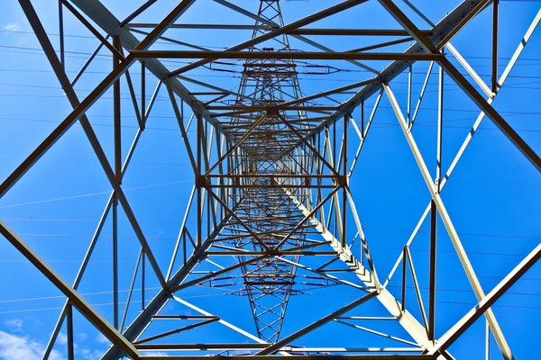 Pilone elettrico in acciaio su cielo blu brillante — Foto Stock
