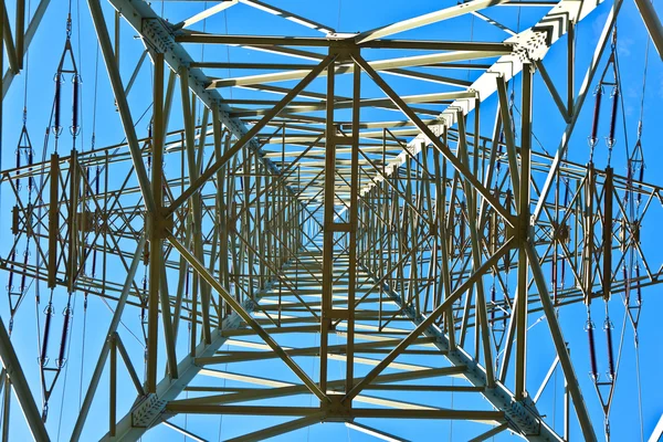 Pilone elettrico in acciaio su cielo blu brillante — Foto Stock
