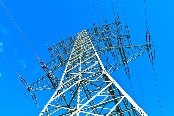 Aço eletricidade pilão no céu azul brilhante — Fotografia de Stock