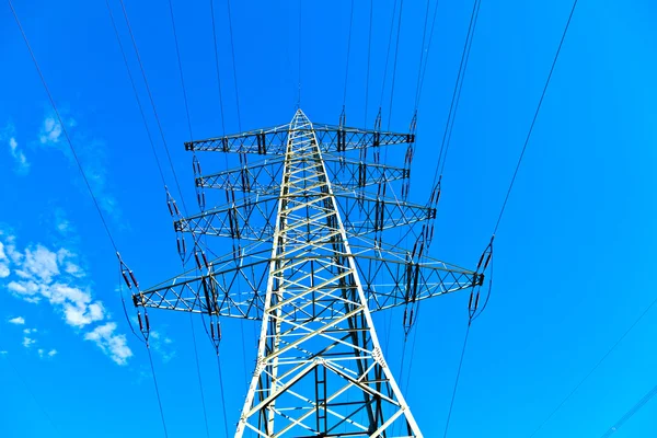 Ocelové elektřiny pylonu na jasně modré obloze — Stock fotografie