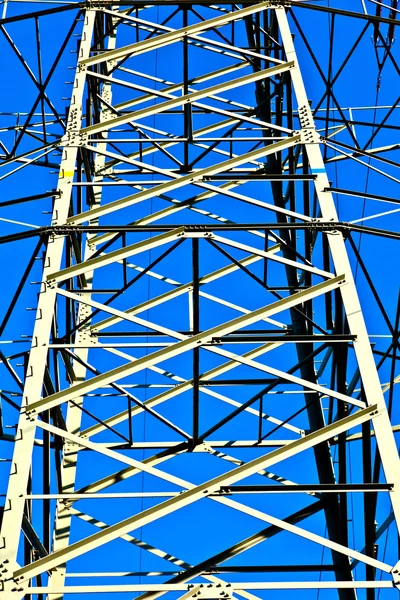 Πυλώνα της ΔΕΗ του χάλυβα, στο φωτεινό μπλε ουρανό — Φωτογραφία Αρχείου