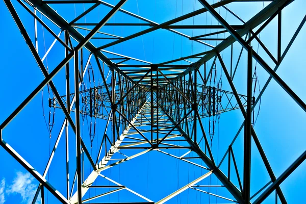 Stahl-Strommast am strahlend blauen Himmel — Stockfoto