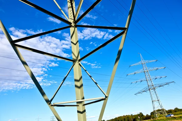 Pylon stali energii elektrycznej na jasny niebieski niebo — Zdjęcie stockowe