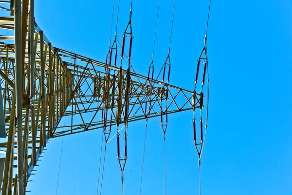 Aço eletricidade pilão no céu azul brilhante — Fotografia de Stock