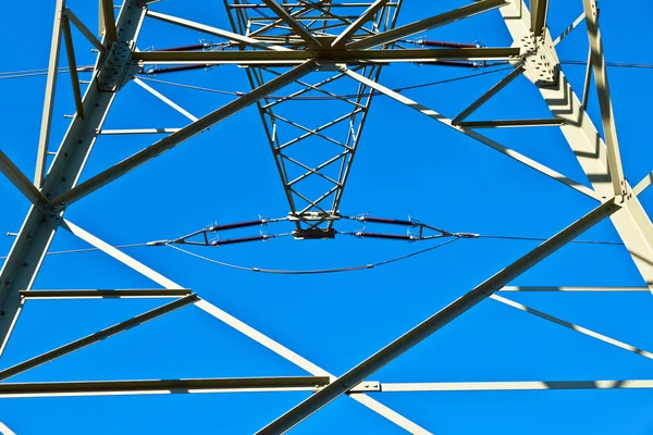 Pylon stali energii elektrycznej na jasny niebieski niebo — Zdjęcie stockowe