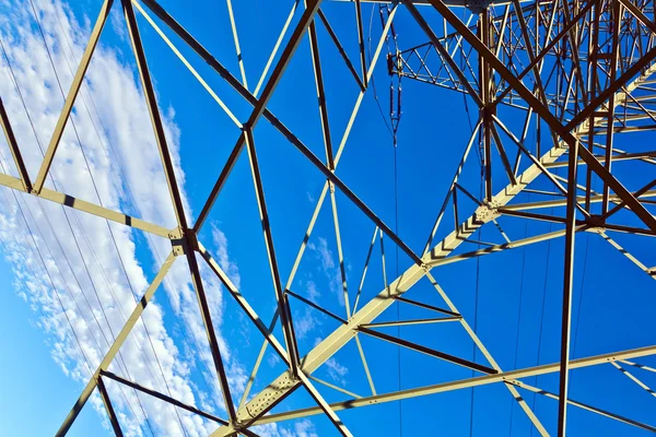 Stahl-Strommast am strahlend blauen Himmel — Stockfoto