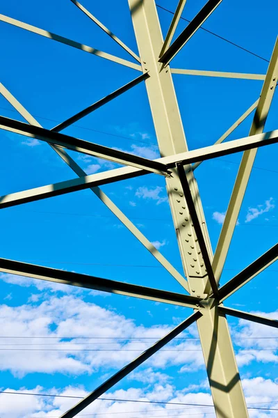 Çelik elektrik pilon üzerinde parlak mavi gökyüzü — Stok fotoğraf