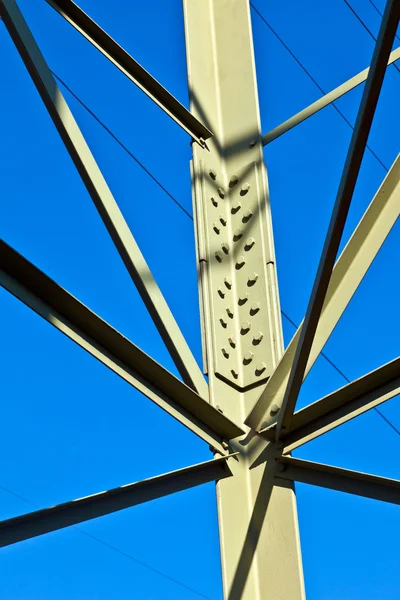 Стальной электрический столб на ярком голубом небе — стоковое фото