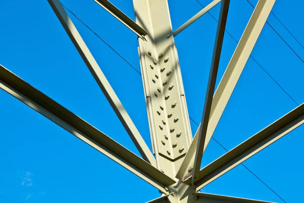 Pilón eléctrico de acero en el cielo azul brillante — Foto de Stock