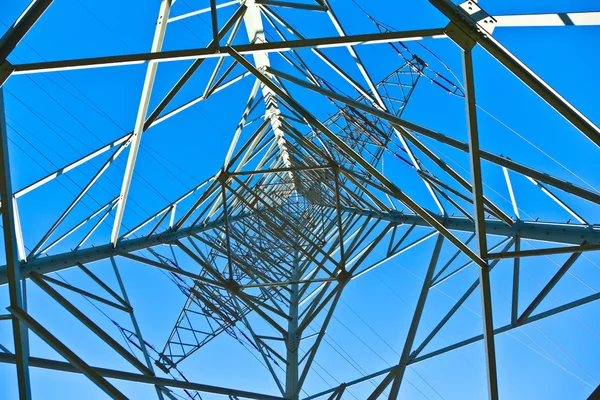 Çelik elektrik pilon üzerinde parlak mavi gökyüzü — Stok fotoğraf
