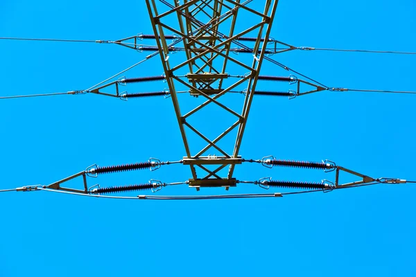 Πυλώνα της ΔΕΗ του χάλυβα, στο φωτεινό μπλε ουρανό — Φωτογραφία Αρχείου
