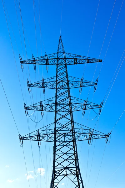Pylône électrique en acier sur ciel bleu vif — Photo