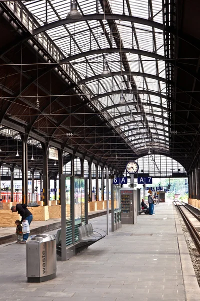 Estação ferroviária de ferro classicista a partir de dentro — Fotografia de Stock