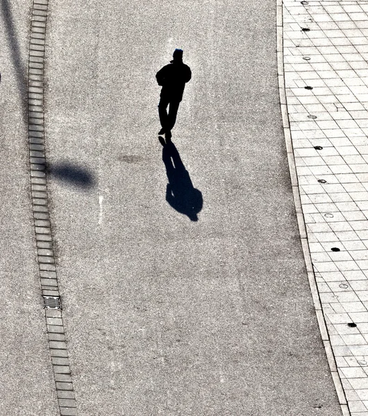 長い影が付いている通りで歩く — ストック写真