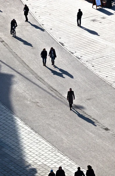 Camminando per la strada con lunghe ombre — Foto Stock