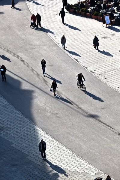 Spaziergang auf der Straße mit langen Schatten — Stockfoto