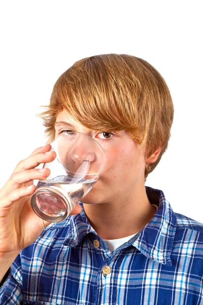 Jongen drinking water uit een glas — Stockfoto