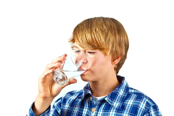 少年はガラスから水を飲む — ストック写真
