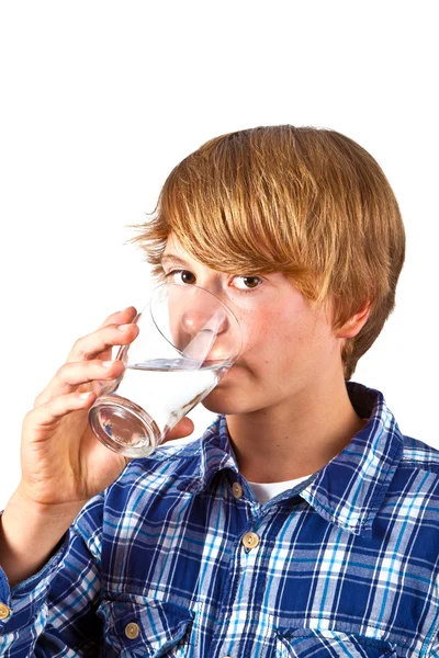 Pojke dricksvatten ur ett glas — Stockfoto