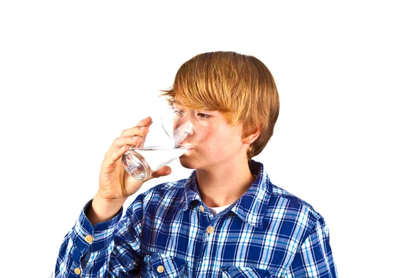 Ragazzo acqua potabile da un bicchiere — Foto Stock