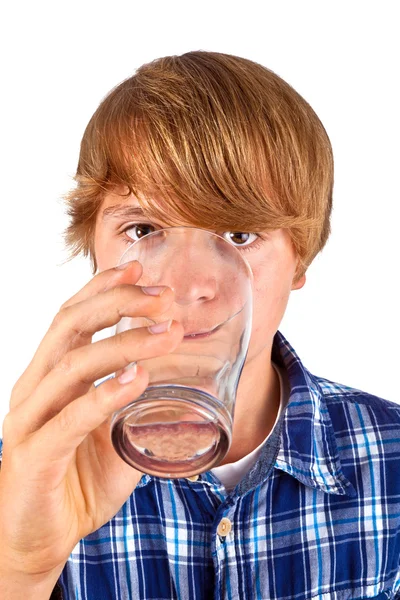 Αγόρι πόσιμο νερό από ένα ποτήρι — Φωτογραφία Αρχείου