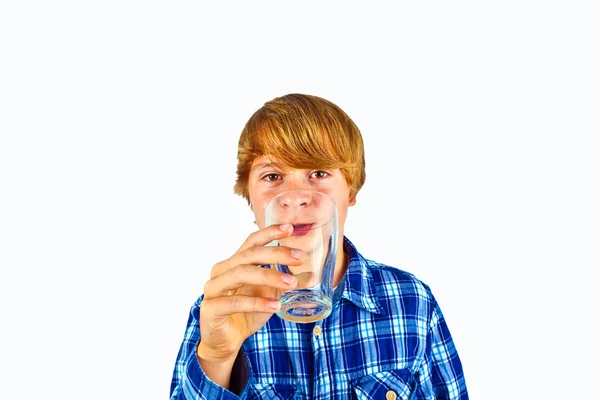 Chlapec pitnou vodu ze sklenice — Stock fotografie
