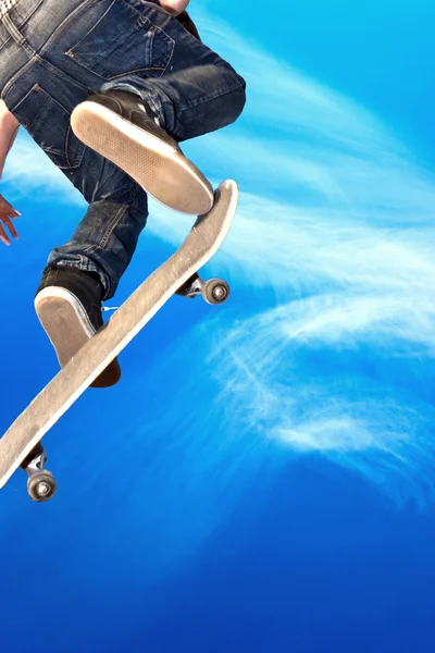Skateboard in der Luft — Stockfoto