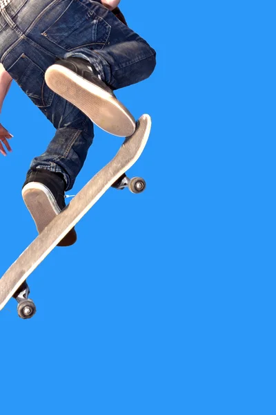 Скейтборд збирається в повітрі — стокове фото