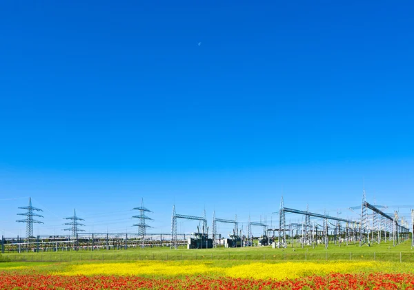 Електростанція на красивому квітковому лузі — стокове фото
