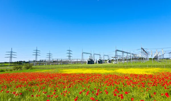 Elektrické elektrárny v krásné barevné louce — Stock fotografie