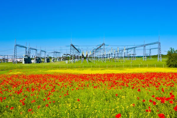 Elektriske kraftverk i vakre, fargerike enger – stockfoto
