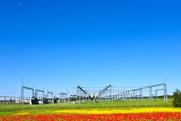 Електростанція на красивому барвистому лузі — стокове фото
