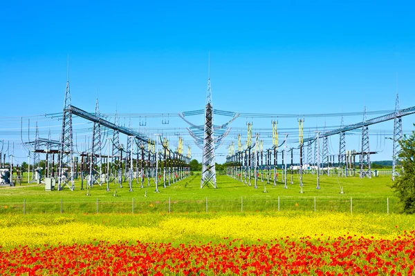 Planta de energía eléctrica en hermoso prado colorido — Foto de Stock