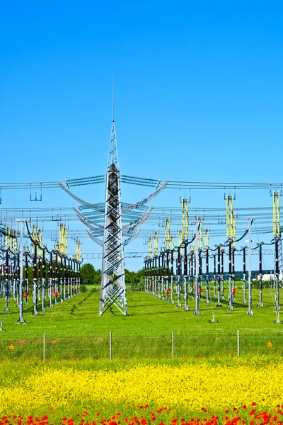 Elektriska kraftverk i vackra färgglada äng — Stockfoto
