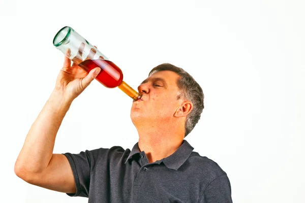 Mann trinkt Alkohol aus der Flasche — Stockfoto