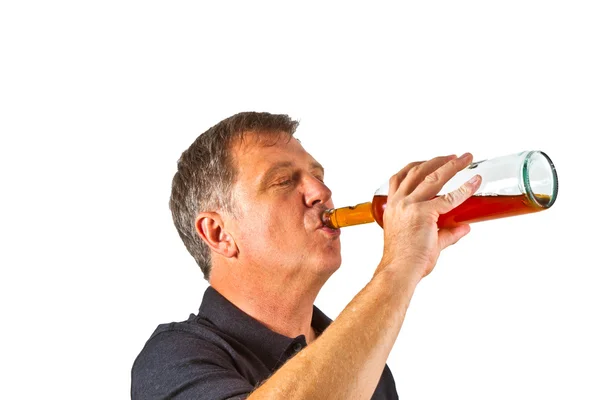 Uomo che beve alcol dalla bottiglia — Foto Stock