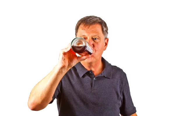 Man die alcohol uit de fles drinkt — Stockfoto