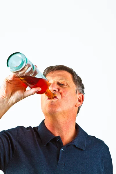 Homem bebendo álcool fora da garrafa — Fotografia de Stock