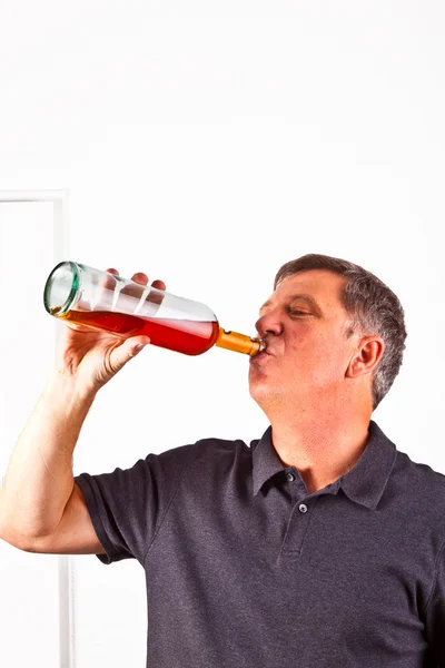 Człowiek pijący alkohol z butelki — Zdjęcie stockowe