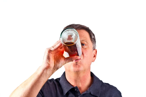 Człowiek pijący alkohol z butelki — Zdjęcie stockowe
