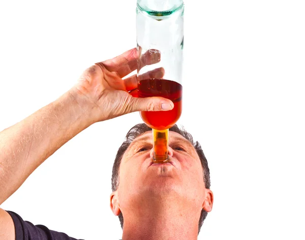 Muž pije alkohol z láhve — Stock fotografie