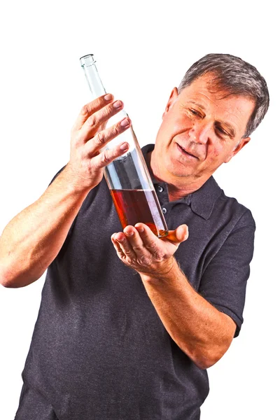 Homme buvant de l'alcool dans la bouteille — Photo